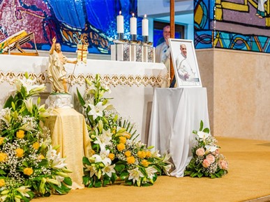 /A/2025/4/E/250423-PapaFranjoSente (26).jpg