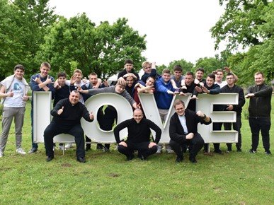 /A/2025/4/E/8e (1).jpg