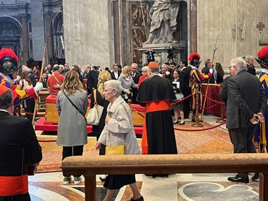 /A/2025/4/E/Kardinal Bozanić odao počast blagopokojnom papi Franji (1).jpg