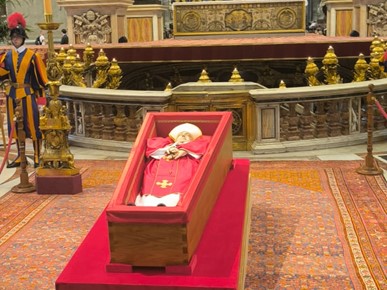/A/2025/4/E/Tijelo preminulog pape Franje u Bazilici sv. Petra (1).jpeg