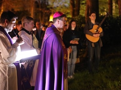 /A/2025/4/Križni put za mlade na Ksaveru/250411 Križni put za mlade na Ksaveru (10).JPG