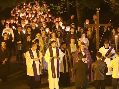 /A/2025/4/Križni put za mlade na Ksaveru/250411 Križni put za mlade na Ksaveru (17).JPG