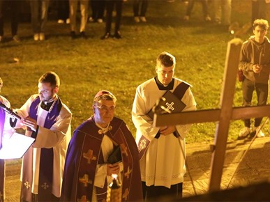 /A/2025/4/Križni put za mlade na Ksaveru/250411 Križni put za mlade na Ksaveru (22).JPG