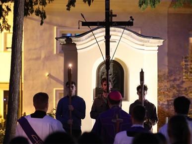 /A/2025/4/Križni put za mlade na Ksaveru/250411 Križni put za mlade na Ksaveru (7).JPG