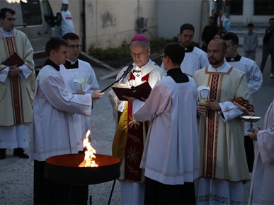 /A/2025/4/Vazmeno bdjenje - Velika subota/Nadbiskup Kutleša predvodio Vazmeno bdjenje (1).JPG