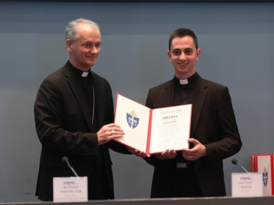 /A/2025/5/Dodjela diploma đakonima/Nadbiskup Kutleša đakonima dodijelio diplome o postignutoj svećeničkoj spremi (10).JPG