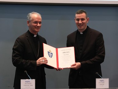 /A/2025/5/Dodjela diploma đakonima/Nadbiskup Kutleša đakonima dodijelio diplome o postignutoj svećeničkoj spremi (11).JPG