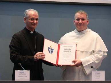 /A/2025/5/Dodjela diploma đakonima/Nadbiskup Kutleša đakonima dodijelio diplome o postignutoj svećeničkoj spremi (12).JPG