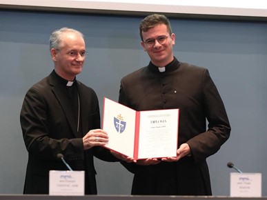 /A/2025/5/Dodjela diploma đakonima/Nadbiskup Kutleša đakonima dodijelio diplome o postignutoj svećeničkoj spremi (13).JPG