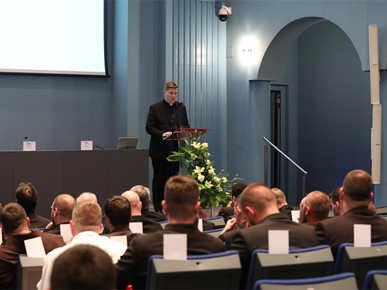 /A/2025/5/Dodjela diploma đakonima/Nadbiskup Kutleša đakonima dodijelio diplome o postignutoj svećeničkoj spremi (2).JPG