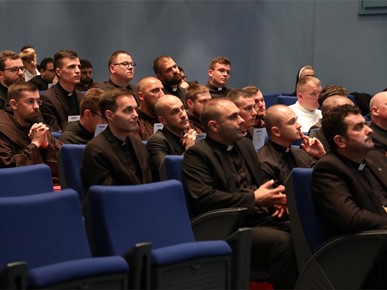 /A/2025/5/Dodjela diploma đakonima/Nadbiskup Kutleša đakonima dodijelio diplome o postignutoj svećeničkoj spremi (4).JPG