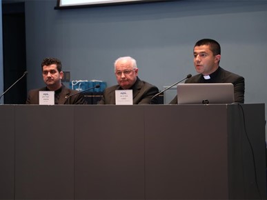 /A/2025/5/Dodjela diploma đakonima/Nadbiskup Kutleša đakonima dodijelio diplome o postignutoj svećeničkoj spremi (7).JPG