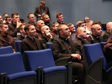 /A/2025/5/Dodjela diploma đakonima/Nadbiskup Kutleša đakonima dodijelio diplome o postignutoj svećeničkoj spremi (8).JPG