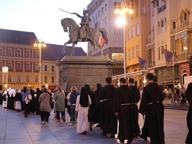 /A/2025/5/Majka Božja od Kamenitih vrata/250531 procesija (10).JPG