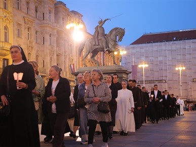 /A/2025/5/Majka Božja od Kamenitih vrata/250531 procesija (11).JPG
