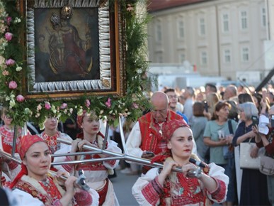 /A/2025/5/Majka Božja od Kamenitih vrata/250531 procesija_ (3).JPG