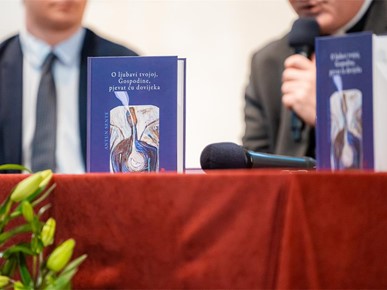 /A/2025/6/A/Predstavljena prva zbirka pjesama mons. Antuna Sentea (2).jpg