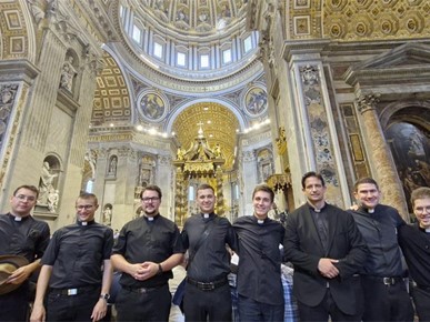 /A/2025/6/C/Bogoslovi u Rimu s papom (3).jpg