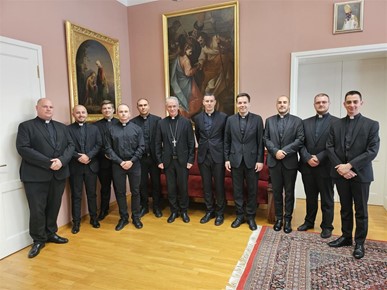 /A/2025/6/C/Nadbiskup Kutleša susreo se s dijecezanskim kandidatima uoči svećeničkog ređenja (1).jpg