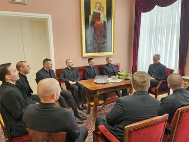 /A/2025/6/C/Nadbiskup Kutleša susreo se s dijecezanskim kandidatima uoči svećeničkog ređenja (2).jpg