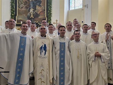 /A/2025/6/D/Proslavljena mlada misa Dominka Čaušića u Župi Bezgrešnog začeća BDM u Valpovu (1).jpg