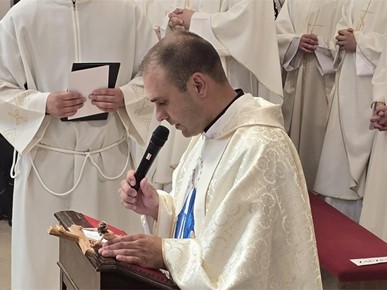 /A/2025/6/D/Proslavljena mlada misa Dominka Čaušića u Župi Bezgrešnog začeća BDM u Valpovu (3).jpg