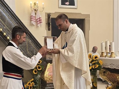 /A/2025/6/D/Proslavljena mlada misa Dominka Čaušića u Župi Bezgrešnog začeća BDM u Valpovu (4).jpg