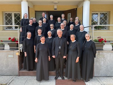 /A/2025/6/D/Susret nadbiskupa Dražena Kutleše sa školskim sestrama franjevkama Krista Kralja Bosansko-hrvatske provincije Prečistog srca Marijina (2).jpg