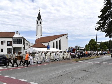 /A/2025/7/A/Svetkovina i posveta u Karlovcu Srce Isusovo središte župne i narodne vjernosti (1).jpg