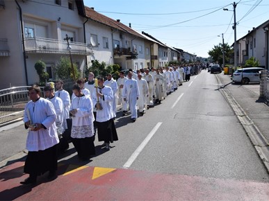 /A/2025/7/B/Mlada misa don Frane Bešlića u Sesvetskoj Sopnici (10).JPG