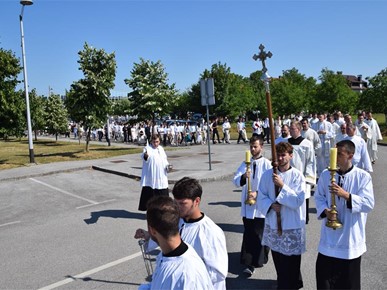 /A/2025/7/B/Mlada misa don Frane Bešlića u Sesvetskoj Sopnici (9).JPG