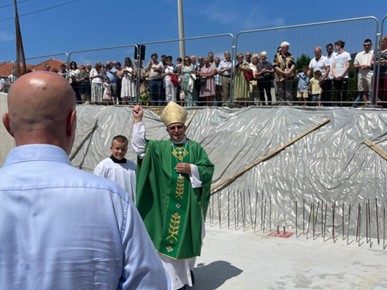 /A/2025/7/C/Biskup Gorski blagoslovio gradilište bogoslužnog i pastoralnog prostora u Gračanima (1).jpg