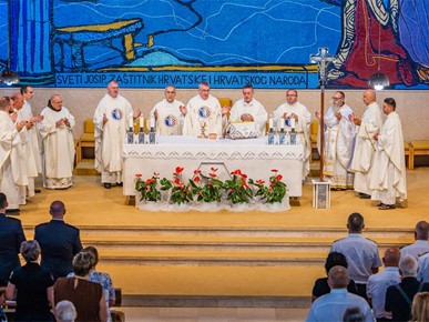 /A/2025/8/A/Proslavljena misa za Domovinu u Nacionalnom svetištu sv. Josipa u Karlovcu (8).jpg