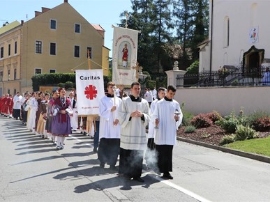 /A/2025/8/B/Nadbiskup Kutleša predvodio misno slavlje svekovine sv. Lovre u Požegi (1).jpg