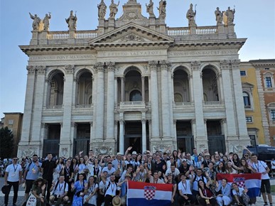 /A/2025/8/C/Mladi u Rimu (2).jpeg