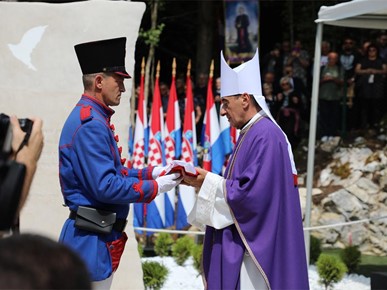 /A/2025/8/Misa zadušnica kod jame Jazovka/Misa zadušnica i obred ukopa ostataka žrtava bačenih u jamu Jazovka (1).JPG