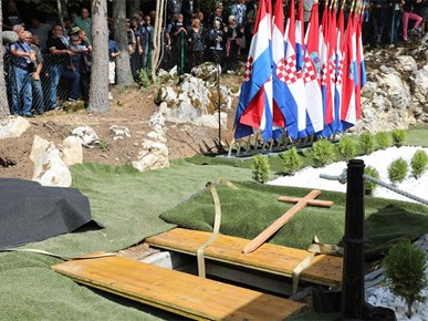 /A/2025/8/Misa zadušnica kod jame Jazovka/Misa zadušnica i obred ukopa ostataka žrtava bačenih u jamu Jazovka (11).JPG