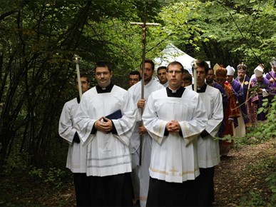 /A/2025/8/Misa zadušnica kod jame Jazovka/Misa zadušnica i obred ukopa ostataka žrtava bačenih u jamu Jazovka (12).JPG