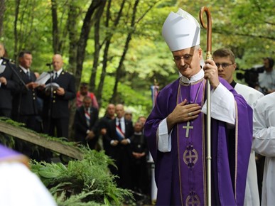 /A/2025/8/Misa zadušnica kod jame Jazovka/Misa zadušnica i obred ukopa ostataka žrtava bačenih u jamu Jazovka (13).JPG