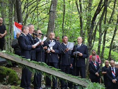 /A/2025/8/Misa zadušnica kod jame Jazovka/Misa zadušnica i obred ukopa ostataka žrtava bačenih u jamu Jazovka (14).JPG