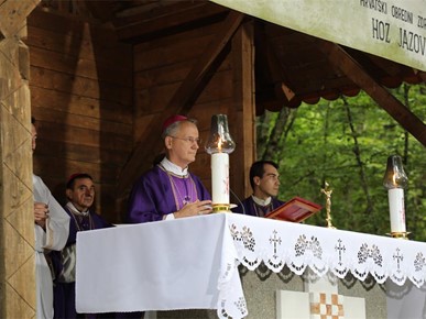 /A/2025/8/Misa zadušnica kod jame Jazovka/Misa zadušnica i obred ukopa ostataka žrtava bačenih u jamu Jazovka (15).JPG