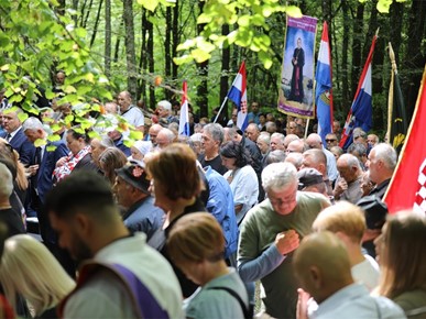 /A/2025/8/Misa zadušnica kod jame Jazovka/Misa zadušnica i obred ukopa ostataka žrtava bačenih u jamu Jazovka (17).JPG