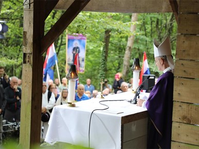 /A/2025/8/Misa zadušnica kod jame Jazovka/Misa zadušnica i obred ukopa ostataka žrtava bačenih u jamu Jazovka (24).JPG