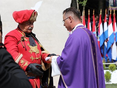 /A/2025/8/Misa zadušnica kod jame Jazovka/Misa zadušnica i obred ukopa ostataka žrtava bačenih u jamu Jazovka (3).JPG