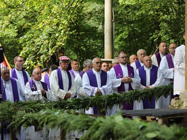 /A/2025/8/Misa zadušnica kod jame Jazovka/Misa zadušnica i obred ukopa ostataka žrtava bačenih u jamu Jazovka (30).JPG