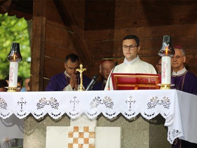 /A/2025/8/Misa zadušnica kod jame Jazovka/Misa zadušnica i obred ukopa ostataka žrtava bačenih u jamu Jazovka (31).JPG