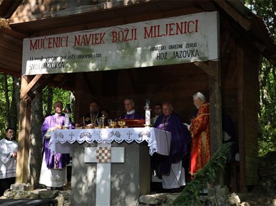 /A/2025/8/Misa zadušnica kod jame Jazovka/Misa zadušnica i obred ukopa ostataka žrtava bačenih u jamu Jazovka (33).JPG