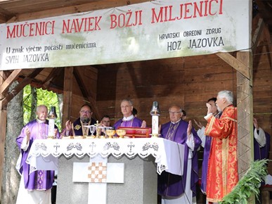 /A/2025/8/Misa zadušnica kod jame Jazovka/Misa zadušnica i obred ukopa ostataka žrtava bačenih u jamu Jazovka (34).JPG