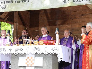 /A/2025/8/Misa zadušnica kod jame Jazovka/Misa zadušnica i obred ukopa ostataka žrtava bačenih u jamu Jazovka (35).JPG