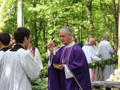 /A/2025/8/Misa zadušnica kod jame Jazovka/Misa zadušnica i obred ukopa ostataka žrtava bačenih u jamu Jazovka (37).JPG